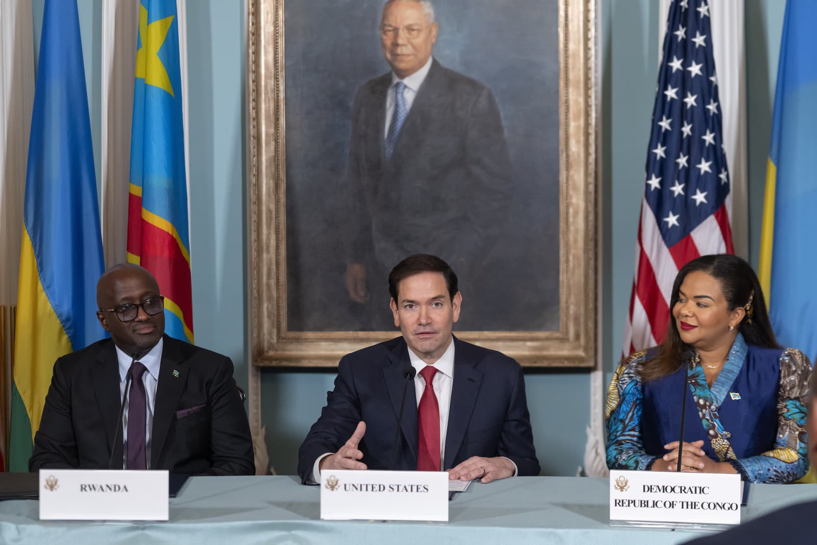 Minister zahraničných vecí Rwandy Olivier Nduhungirehe (vľavo), Marco Rubio a ministerka zahraničných vecí Demokratickej republiky Kongo Therese Kayikwamba Wagnerová 