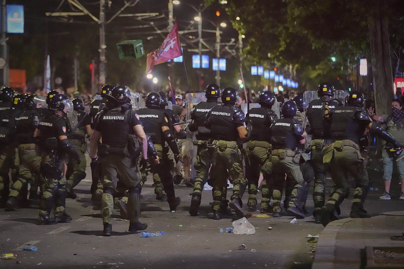Zásahová polícia zaujíma pozície na ulici počas veľkého protivládneho zhromaždenia