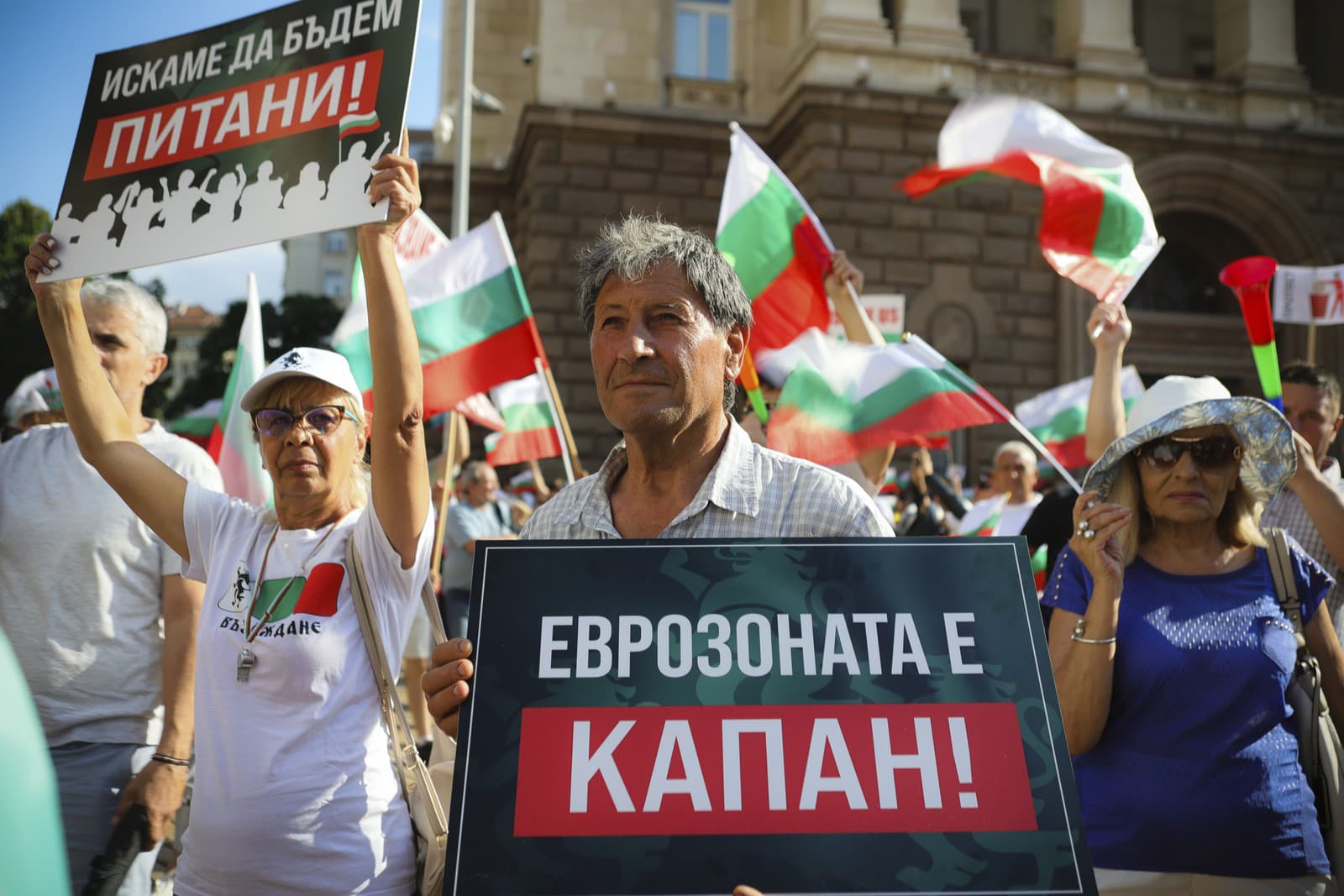 Protestujúci počas protestu v Sofii proti vládnym plánom prijať euro a požadovali referendum o novej mene.