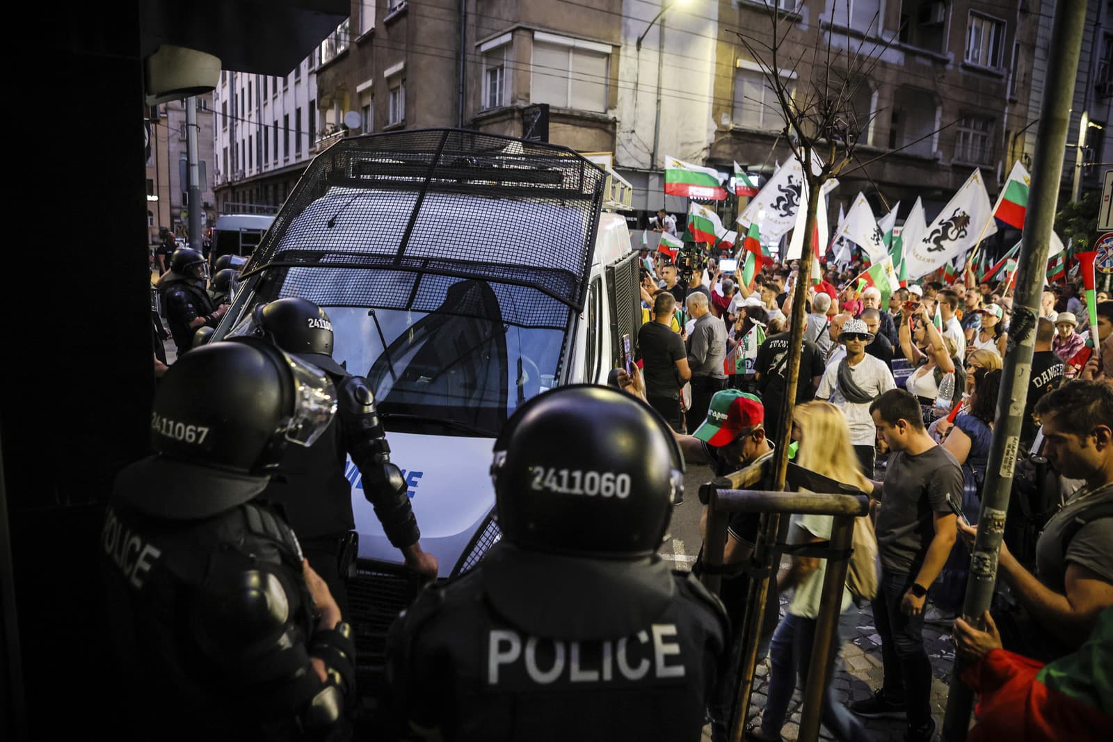 Protestujúci počas protestu v Sofii proti vládnym plánom prijať euro a požadovali referendum o novej mene.