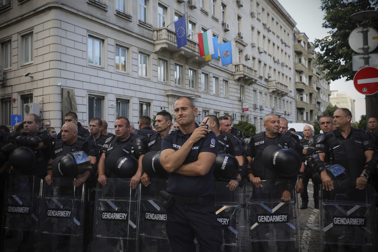 Protestujúci počas protestu v Sofii proti vládnym plánom prijať euro a požadovali referendum o novej mene.