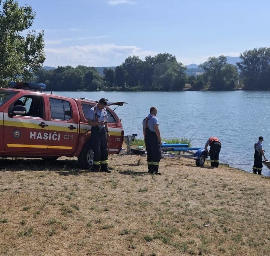 Na Zelenej vode pri Novom Meste nad Váhom zasahovali policajti po prijatí oznámenia o prevrátenom člne nachádzajúcom sa uprostred jazera.