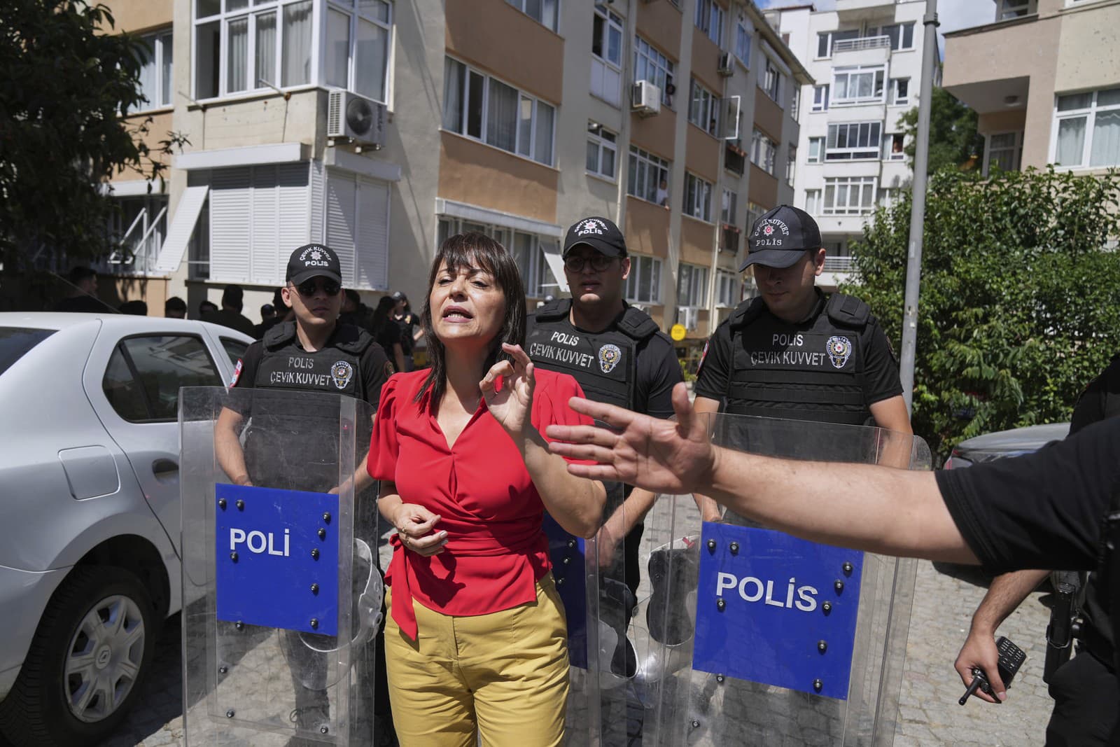 Tureckí policajti blokujú ľudí počas každoročného pochodu LGBTQ+ Pride v Istanbule