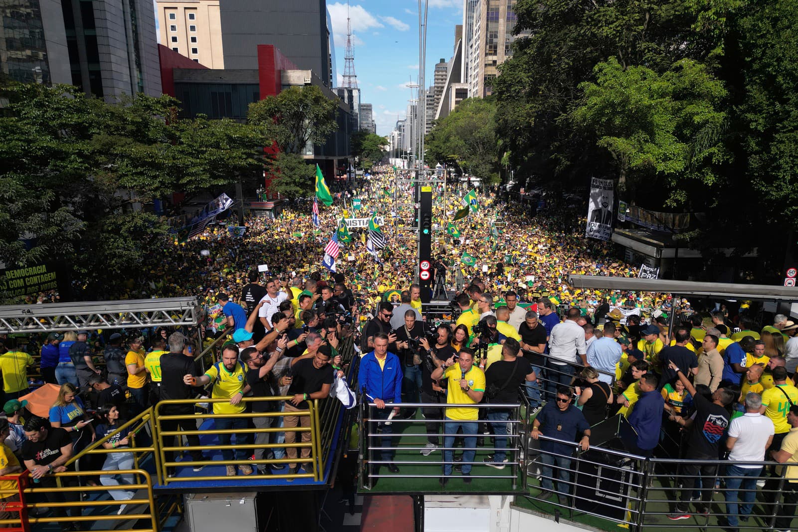 Demonštrácia na čele s exprezidentom Jairom Bolsonarom (v popredí v modrom) v Sao Paule