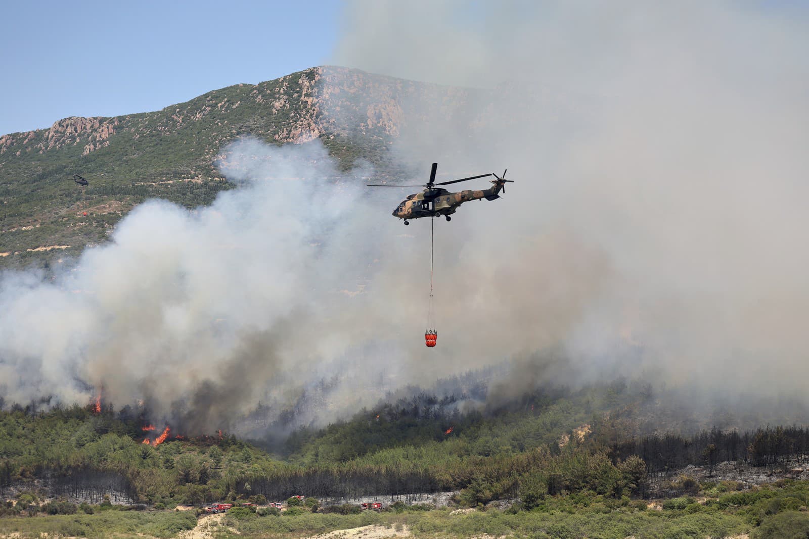 Vrtuľník zasahuje pri lesnom požiari v Seferihisare neďaleko mesta Izmir v Turecku