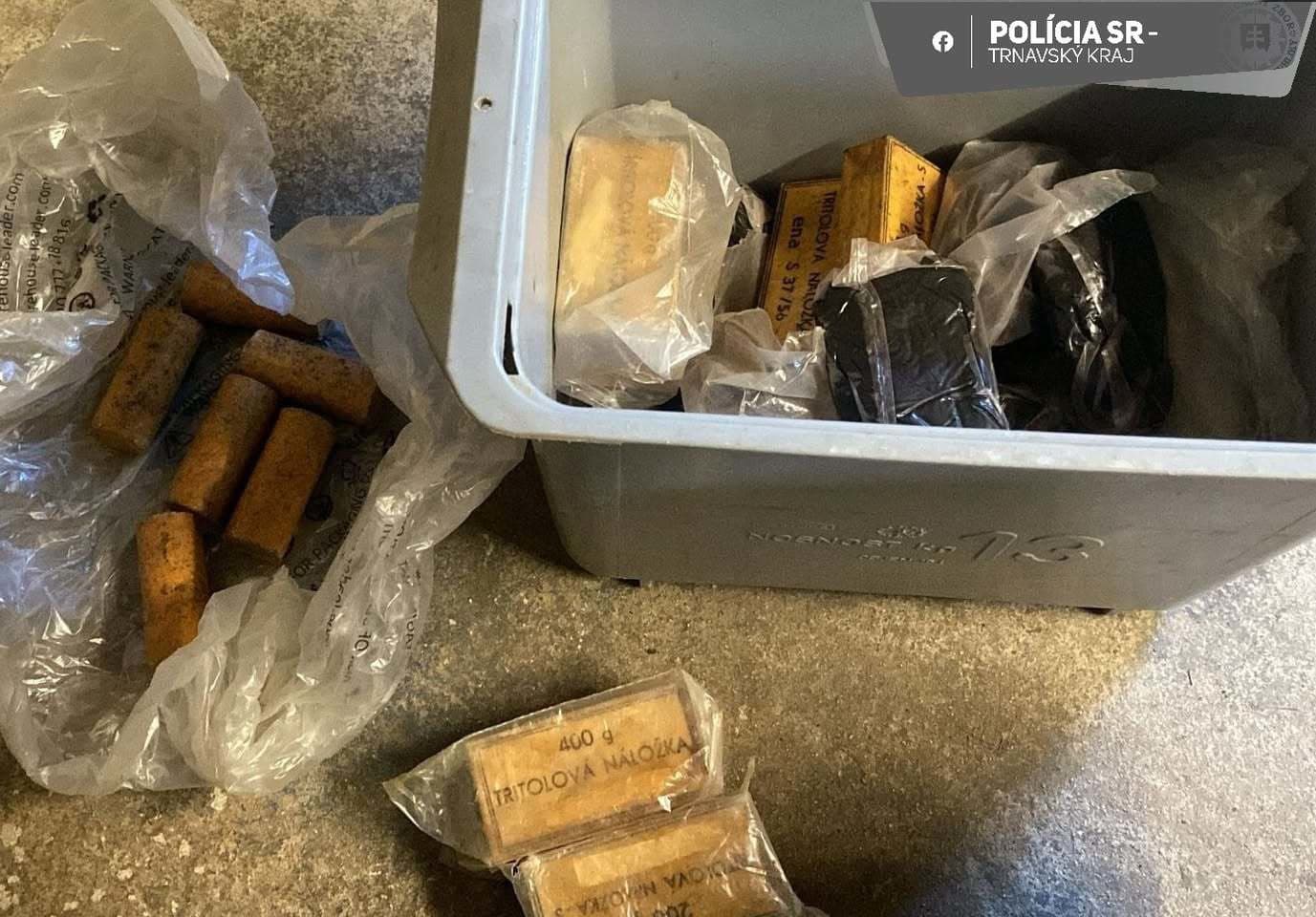 Polícia zaistila v rámci zásahu v okrese Piešťany zbrane, náboje i konope