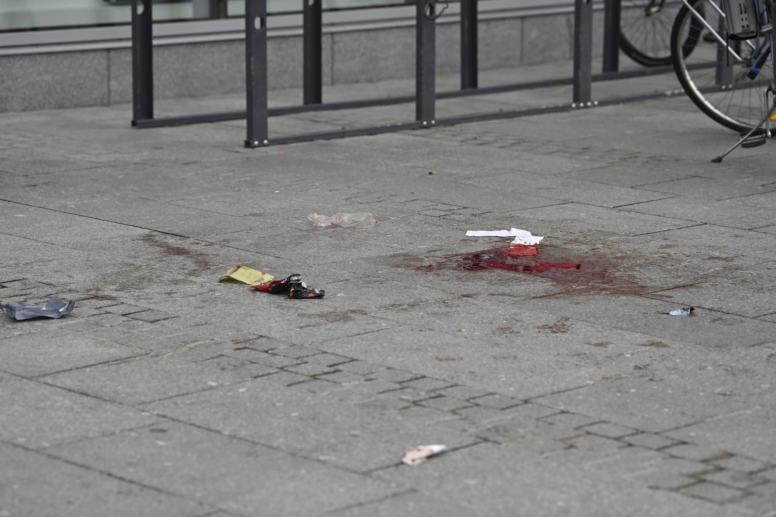 V blízkosti nákupného centra v Tampere útočník pobodal štyroch ľudí