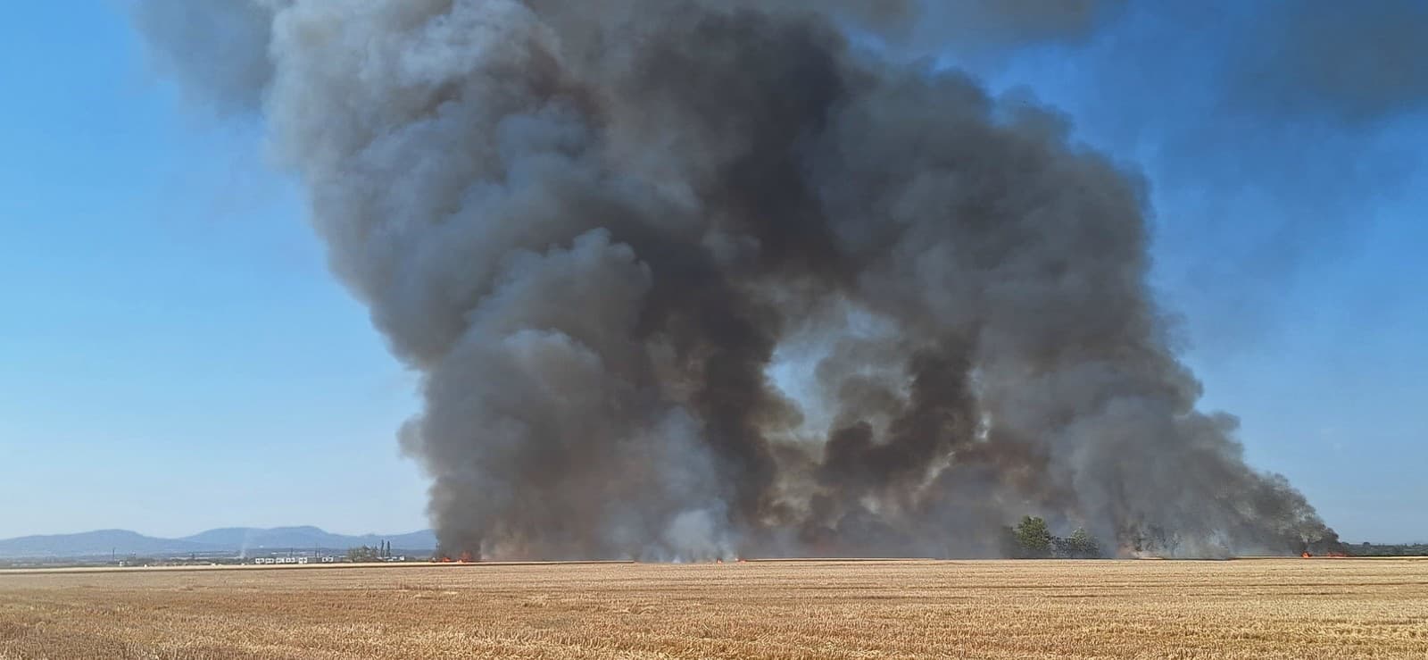 Pri obci Reca horelo obilie, pozorovať sa dal aj vzdušný vír