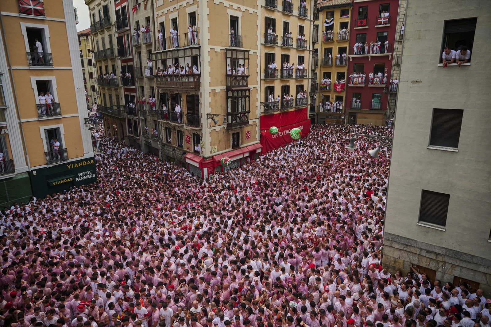 Preplnené námestie v Pamplone!