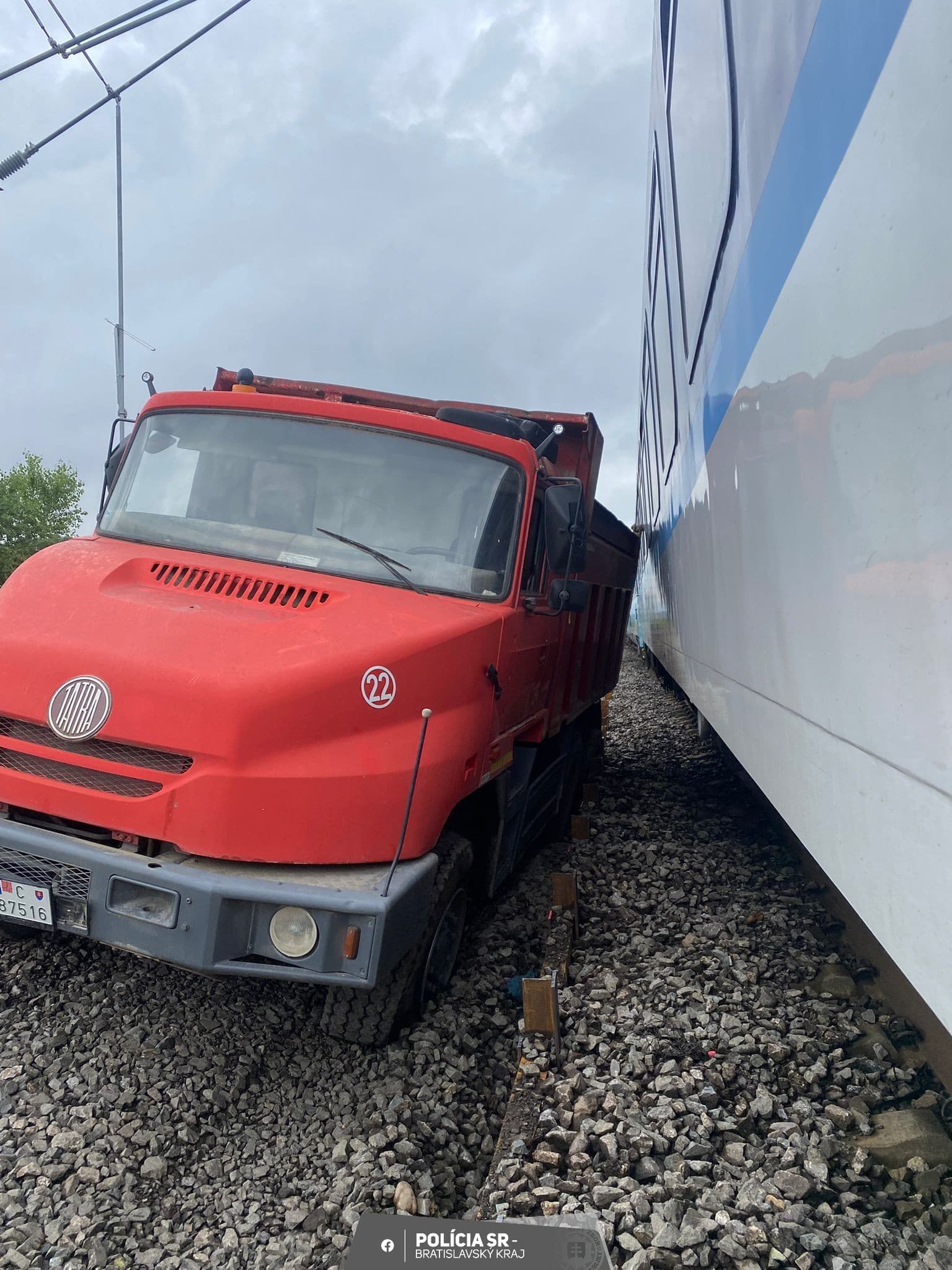 V úseku Zohor - Devínska Nová Ves došlo k zrážke vlaku s vozidlom