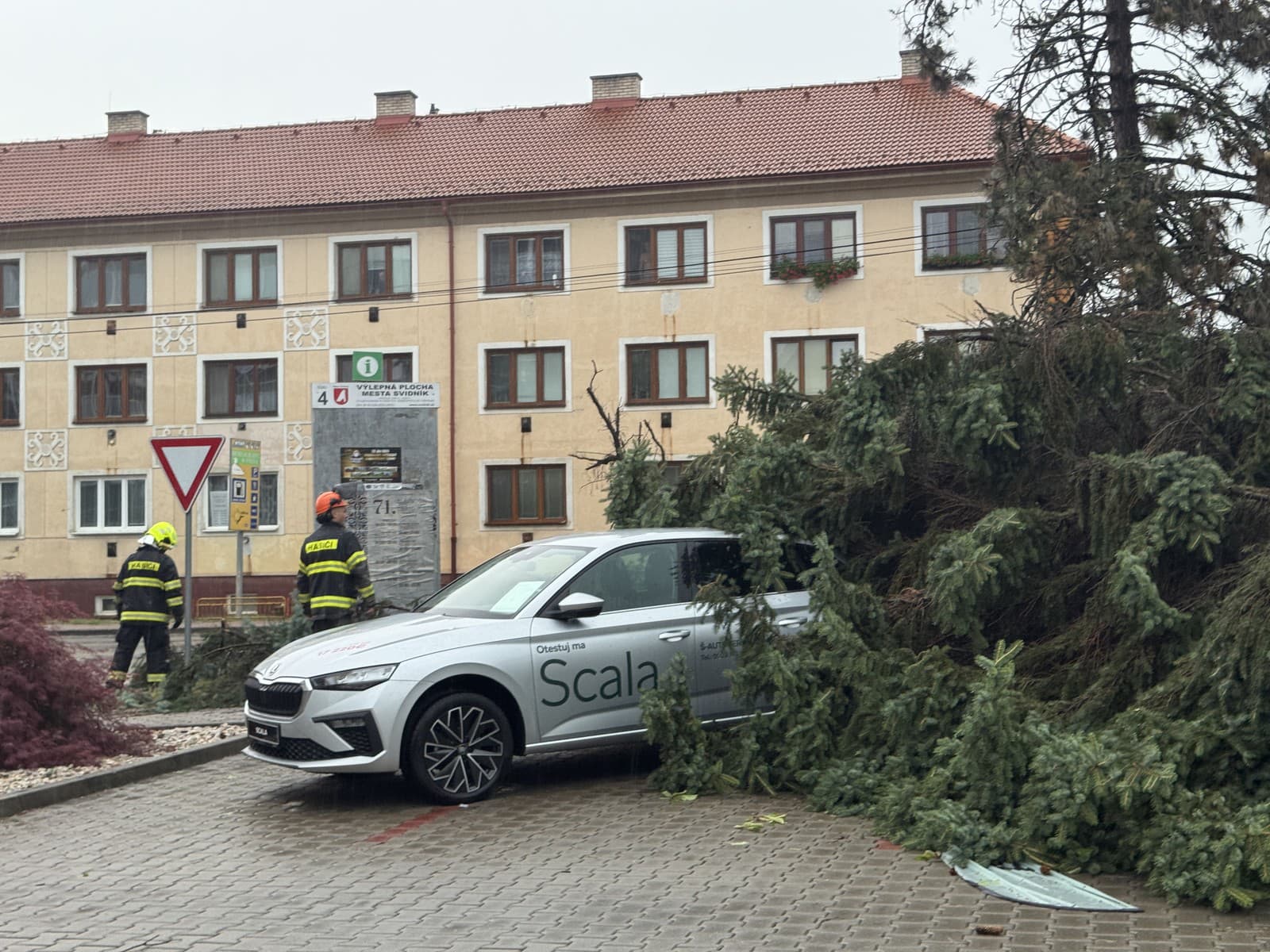 Vo Svidníku odstraňujú následky búrky, ktorá sa prehnala mestom.