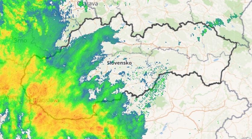 Od západu prichádza ďalšia vlna zrážok, od poludnia udrú opäť búrky