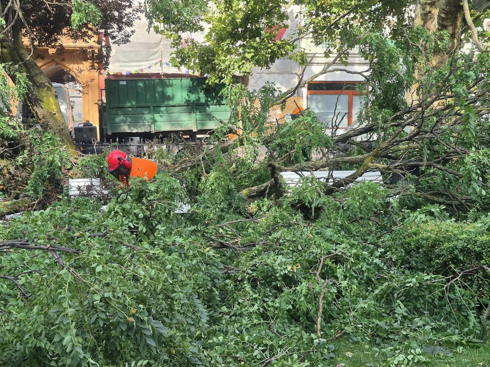Správa mestskej zelene v Košiciach od rána odstraňuje škody po smršti
