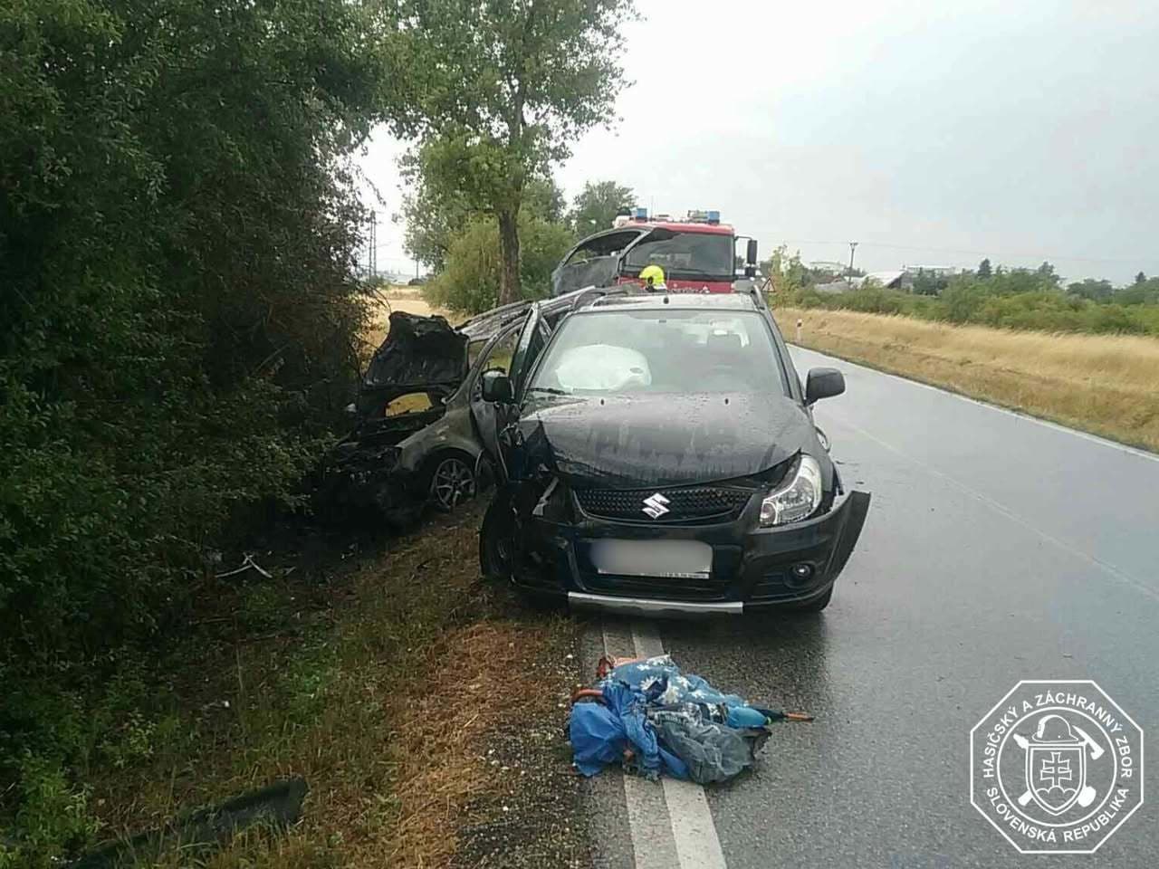 Hasiči zasahovali pri požiari dvoch áut po nehode pri Slovenskom Grobe