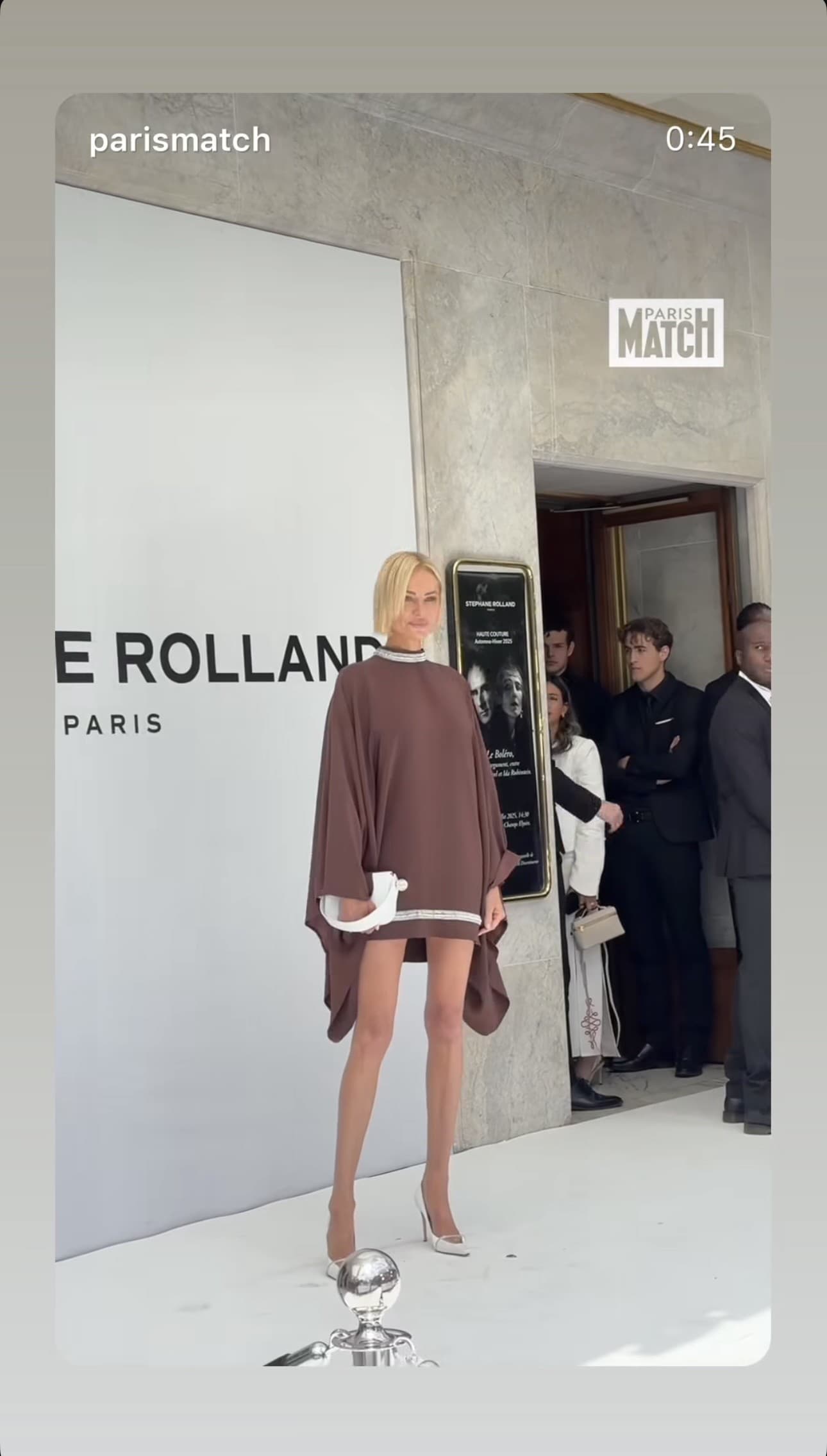 Modelka Adriana Sklenaříková na prehliadke návrhára Stéphana Rollanda v Paríži.