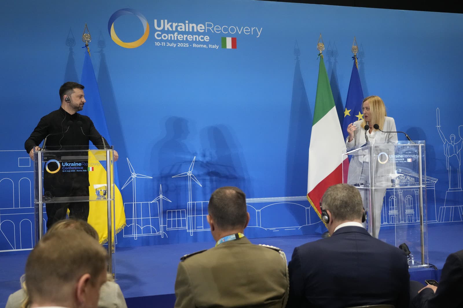 Ukrajinský prezident Volodymyr Zelenskyj a talianska premiérka Giorgia Meloniová počas rozhovoru s novinármi počas Konferencie o obnove Ukrajiny v kongresovom centre La Nuvola v Ríme 