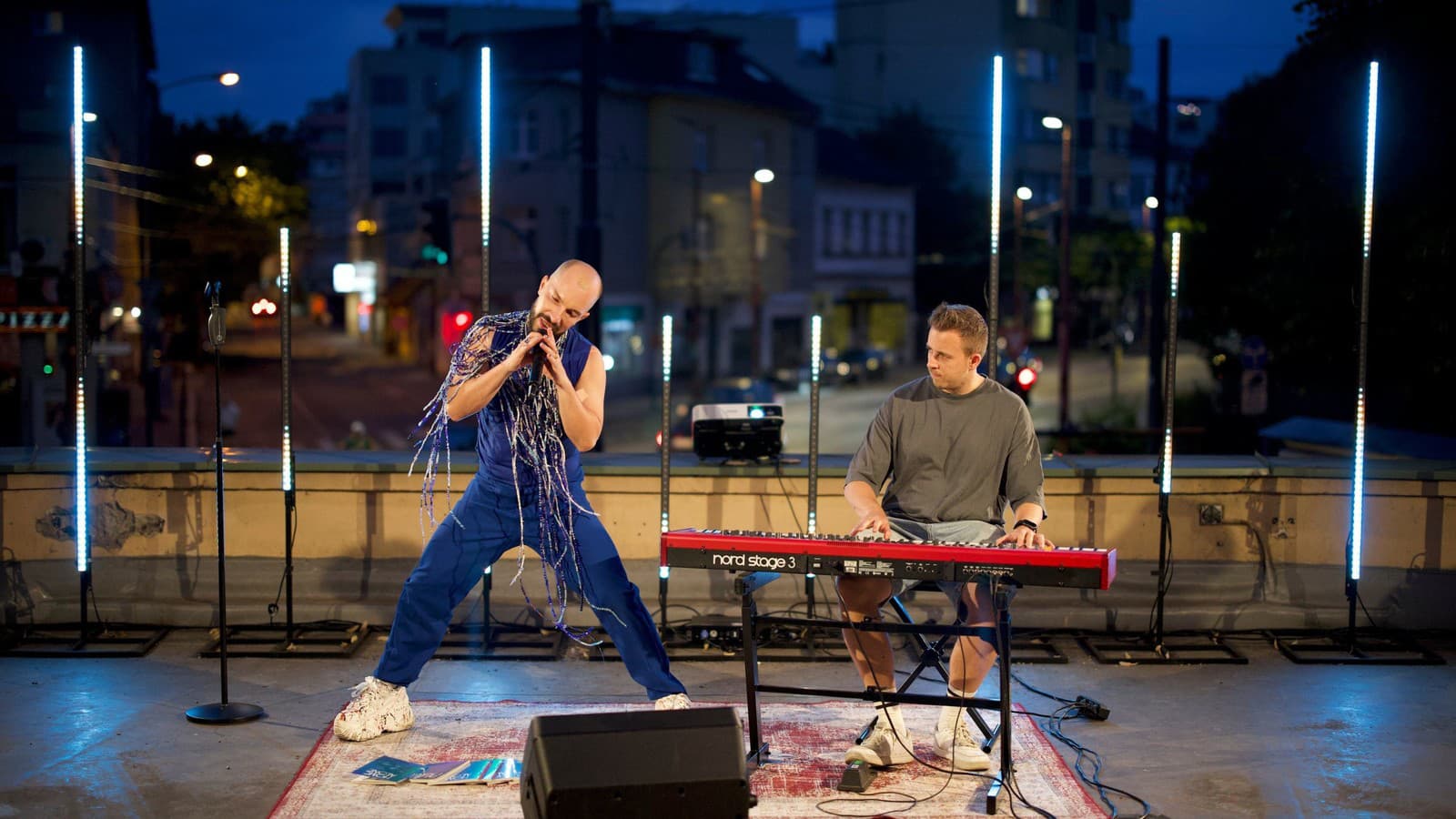 Naľavo spevák MadRich, napravo hudobný producent a klávesák slovenskej reggae kapely Medial Banana – Lukáš Minařík, známy aj ako Lukie FWD.