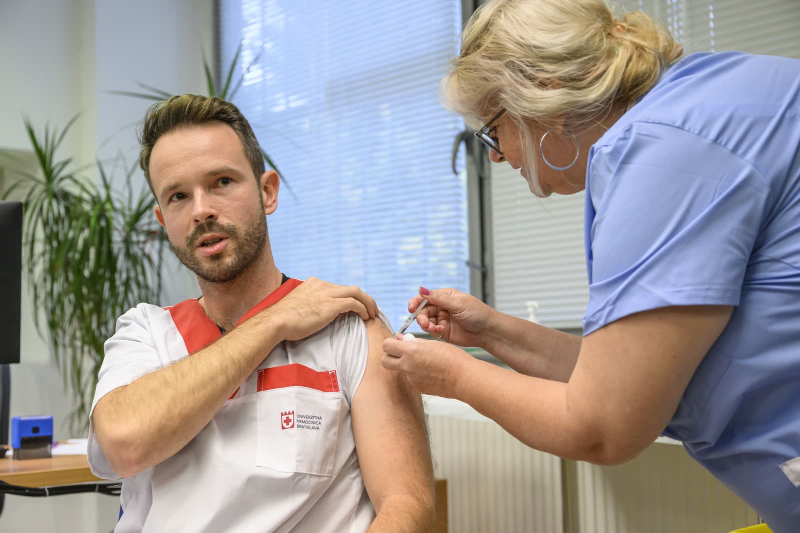 Peter Sabaka počas toho, ako si necháva aplikovať vakcínu.