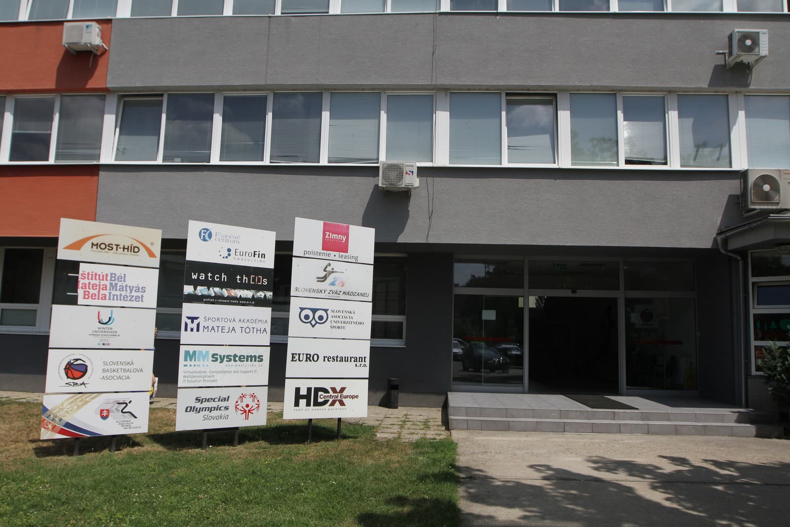 Hlas-SD sa sťahuje do budovy, v ktorej v minulosti sídlil Most-Híd, či strana Modrí. 
