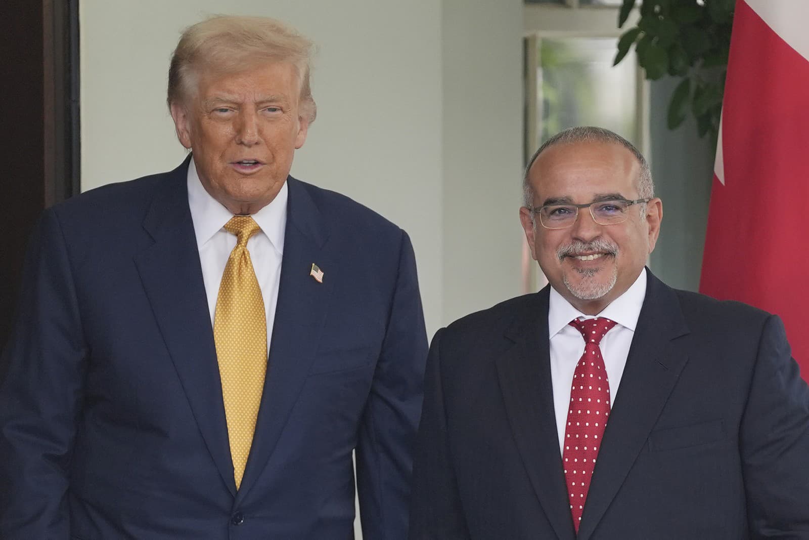 Americký prezident Donald Trump (vľavo) a bahrajnský korunný princ Salmán ibn Hamad al-Chalífa