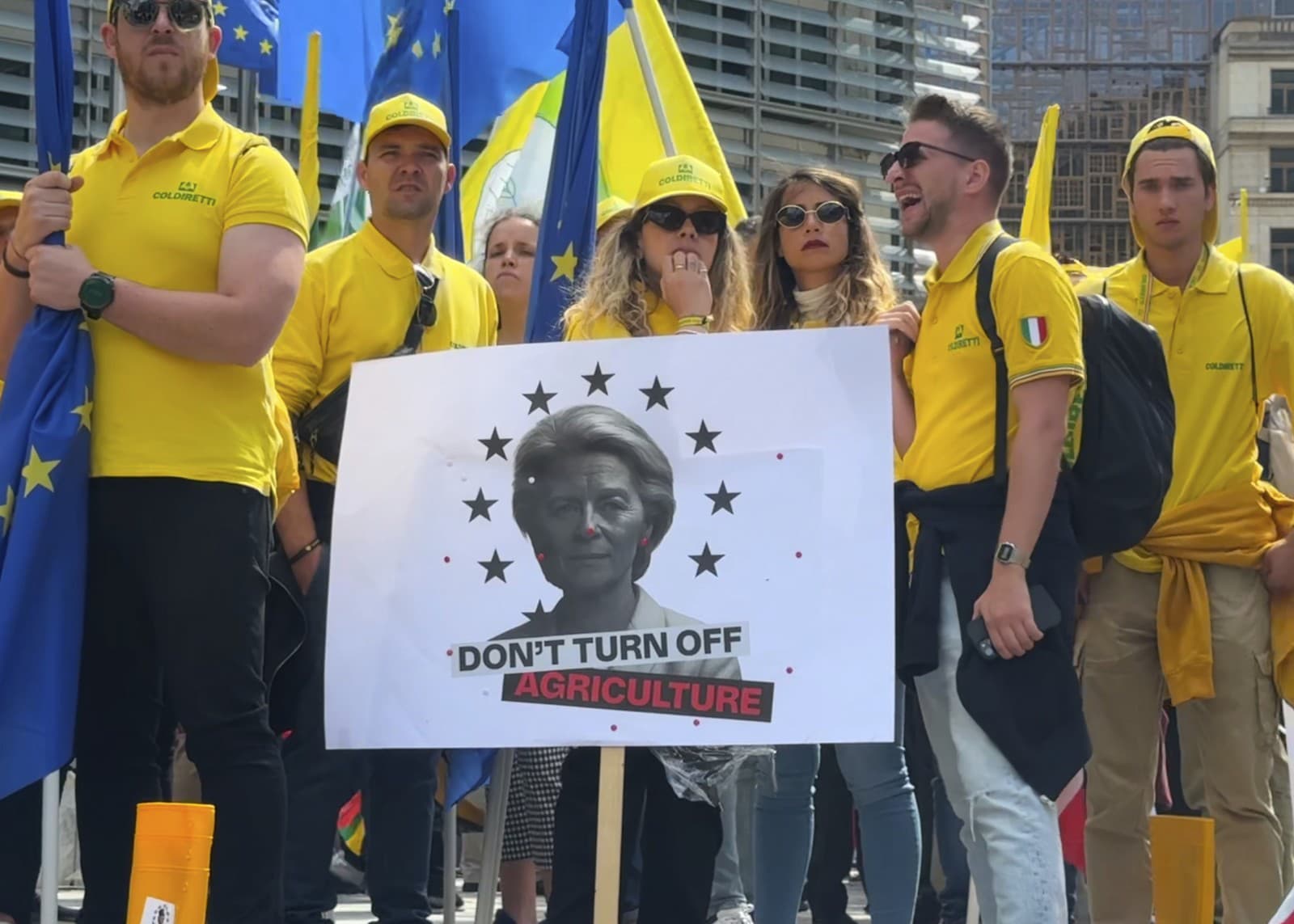 Farmári takmer zo všetkých 27 členských krajín Európskej únie (EÚ) protestujú pred budovou Európskej komisie (EK) v Bruseli