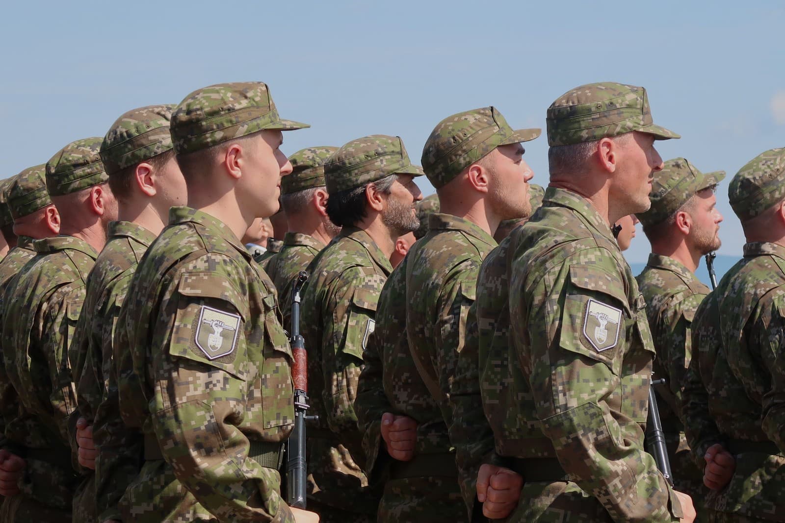 Účastníci pilotného výcviku Národných obranných síl (NOS), v strede minister obrany SR Robert Kaliňák