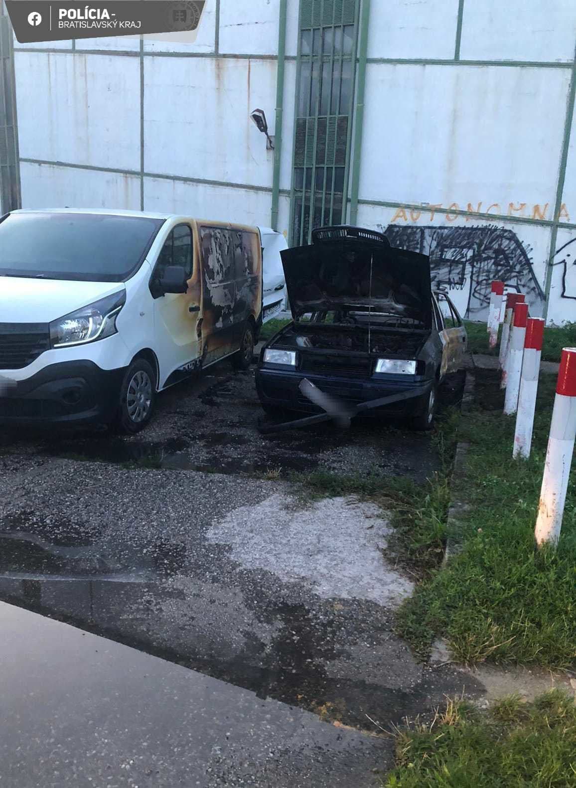 V Bratislave na Bieloruskej ulici horelo v noci na parkovisku auto