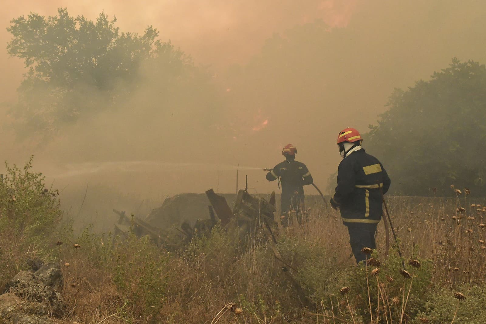 Veľký lesný požiar horí pri gréckom meste Korint ležiacom západne od Atén