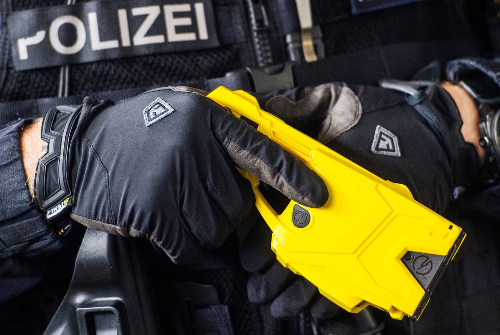 Policajt vybavený taserom v nemeckom Wiesbadene