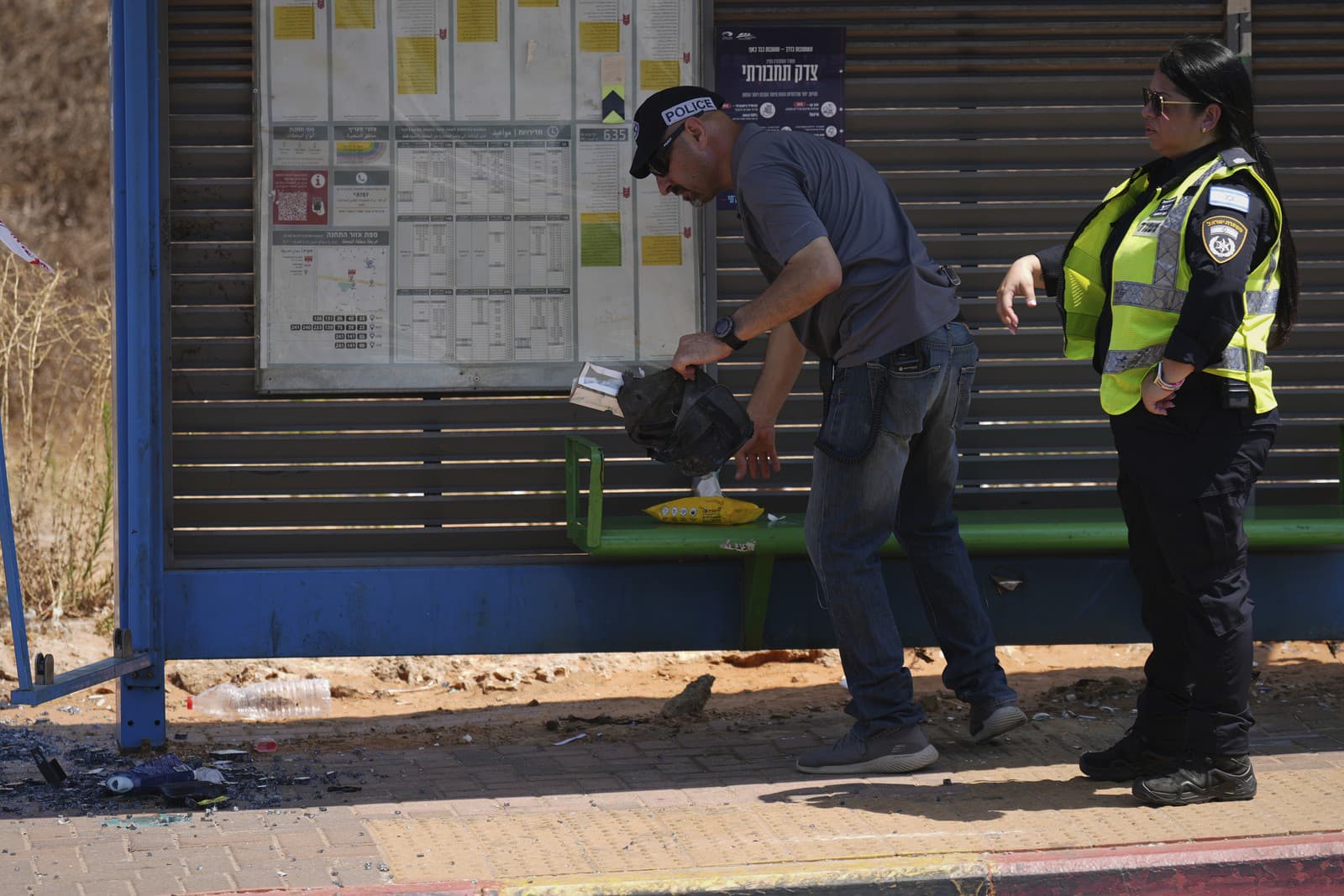 Auto narazilo do autobusovej zastávky v izraelskom meste Kfar