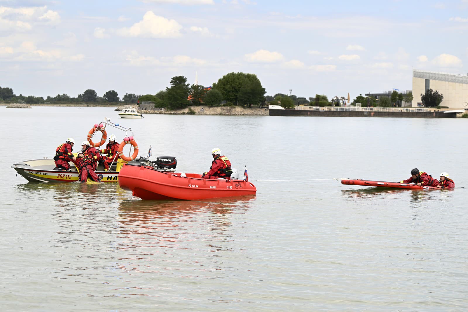 slávnostné odovzdanie novej špeciálnej hasičskej lode