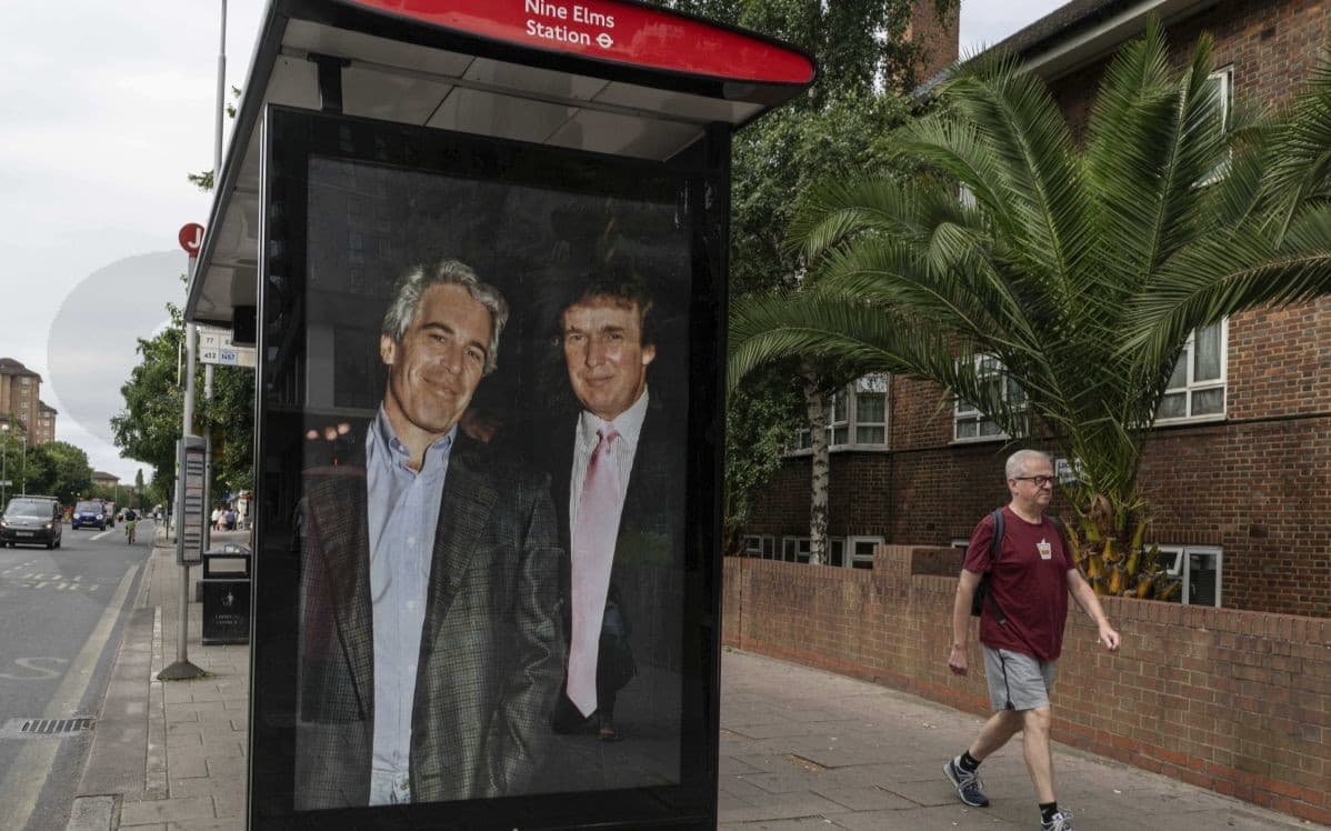 Podľa CNN Trump figuruje v Epsteinových zložkách.