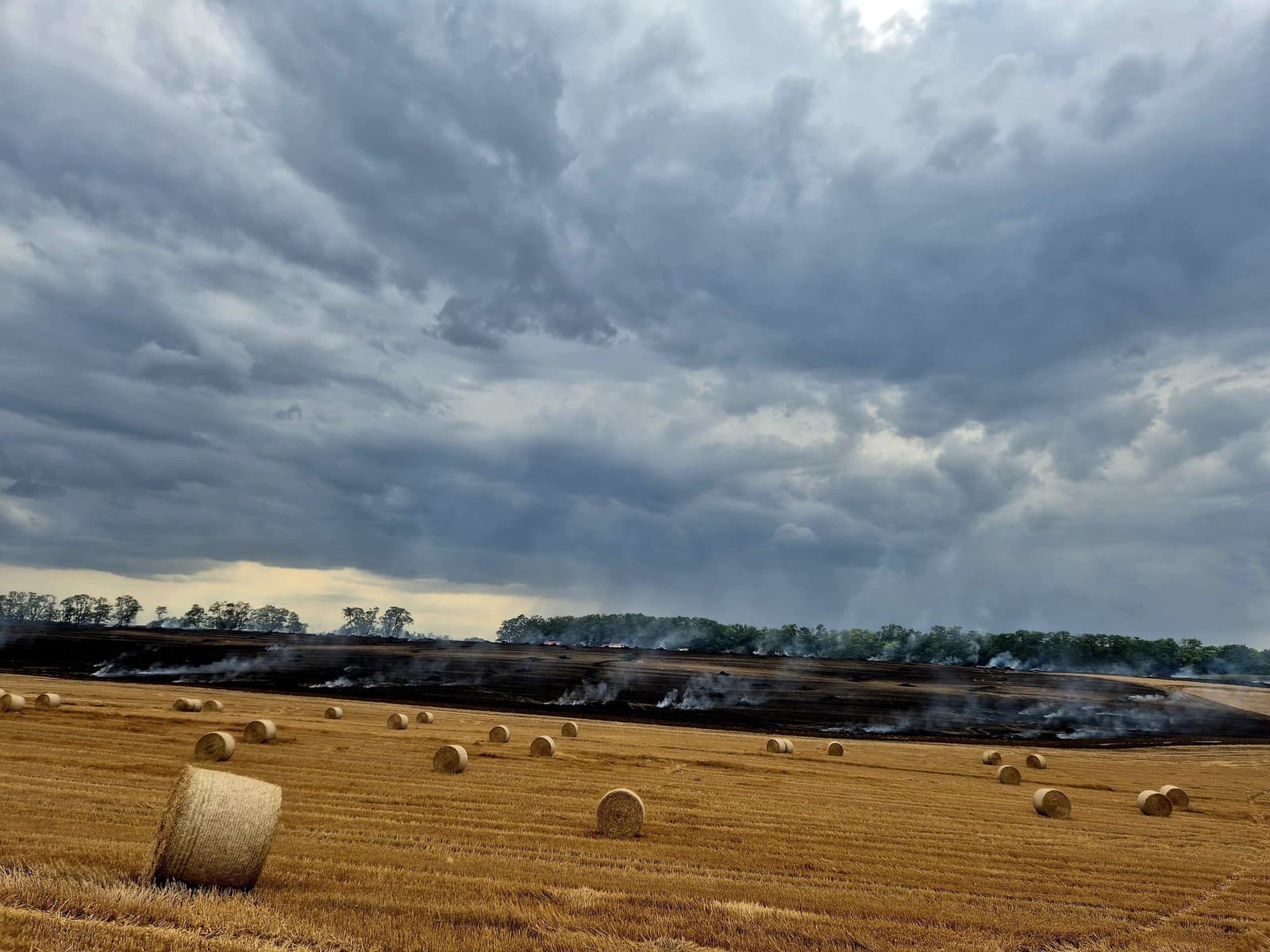 Požiar poľnohospodárskeho stroja sa