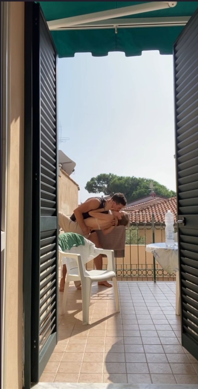 Vášnivý bozk Adama Bardyho s manželkou Bibiánou.