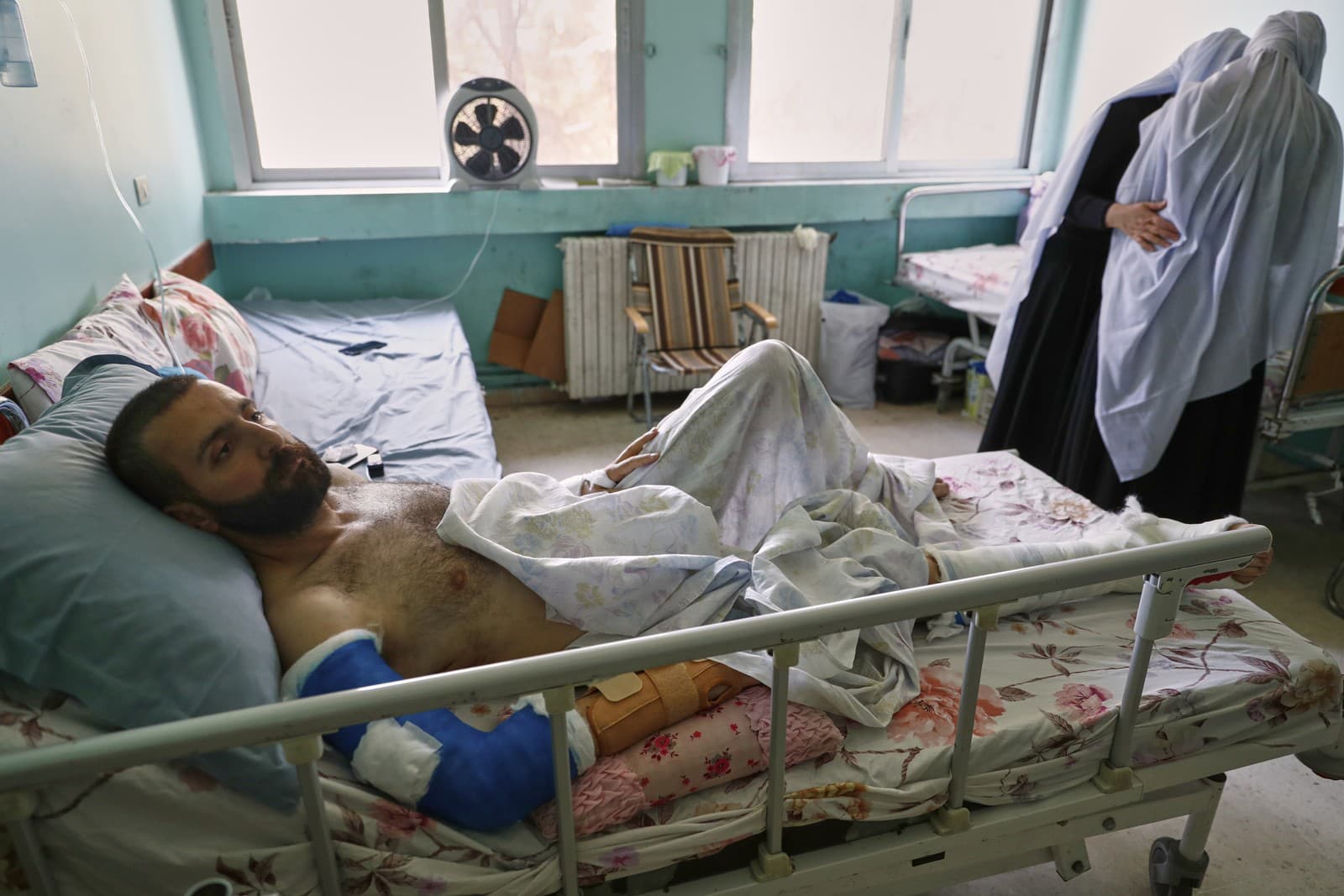 Zranený muž leží na posteli v nemocnici v juhosýrskom meste Suwajdá