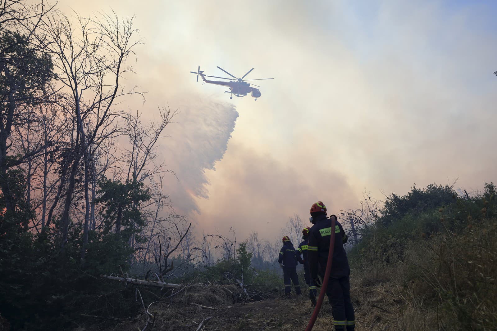 Pretrvávajúce lesné požiare v Grécku