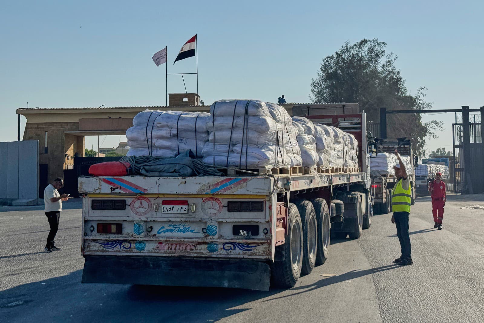 Kamióny s humanitárnou pomocou smerujúce z Egypta k Pásmu Gazy po mesiacoch medzinárodného tlaku 