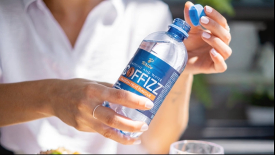 Funkčná voda Coffizz nemá chuť kofeínu a na rozdiel od kávy hydratuje. 