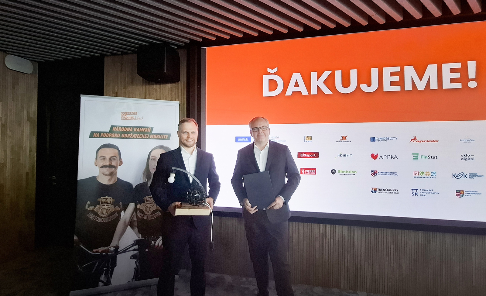 Za ZSSK cenu prevzali Lukáš Riha ako koordinátor kampane DPNB za ZSSK a Karol Henzély, člen predstavenstva ZSSK