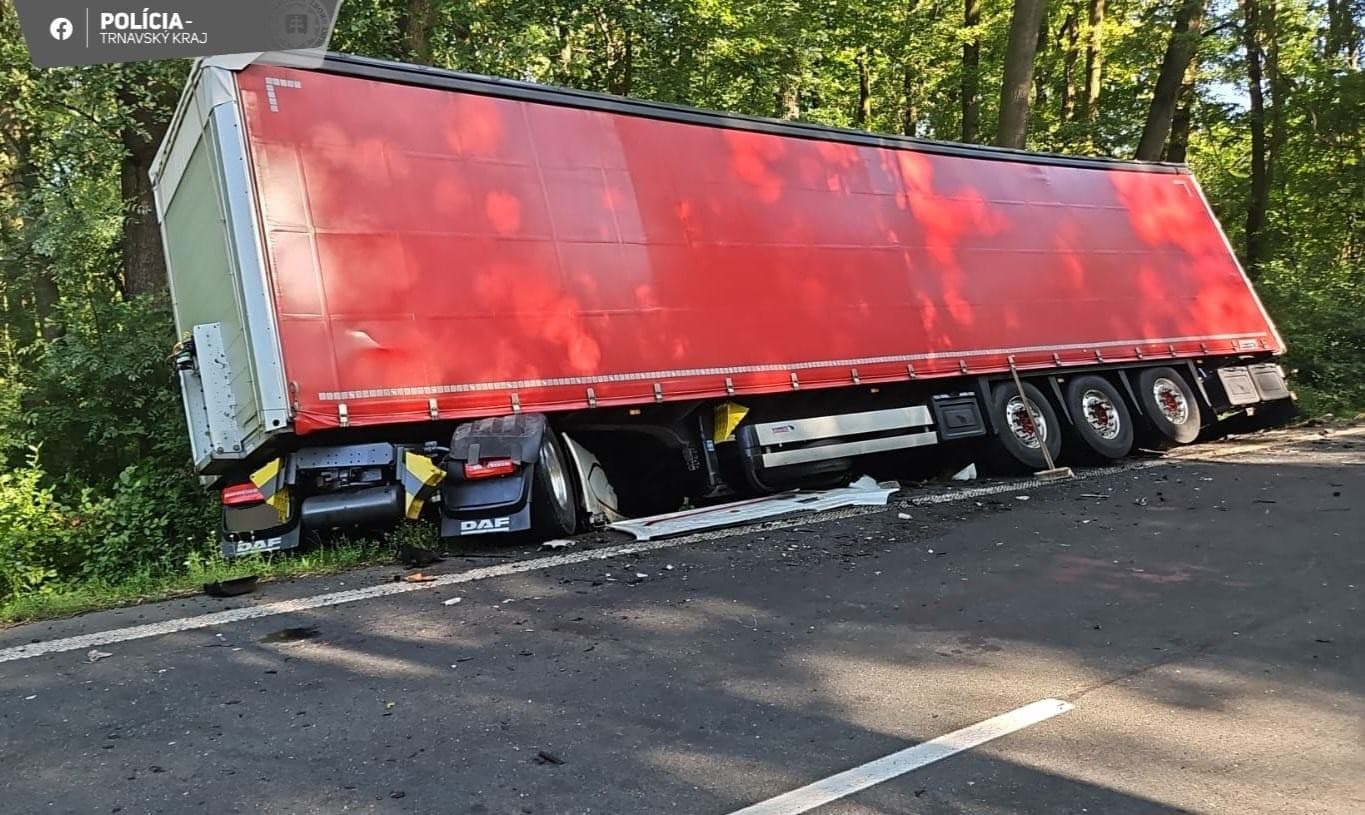 Vodič dodávky čelnú zrážku s kamiónom za Kopčanmi neprežil