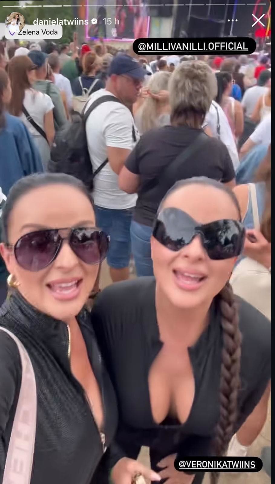 Sestry Nízlové v sexi čiernych overaloch.