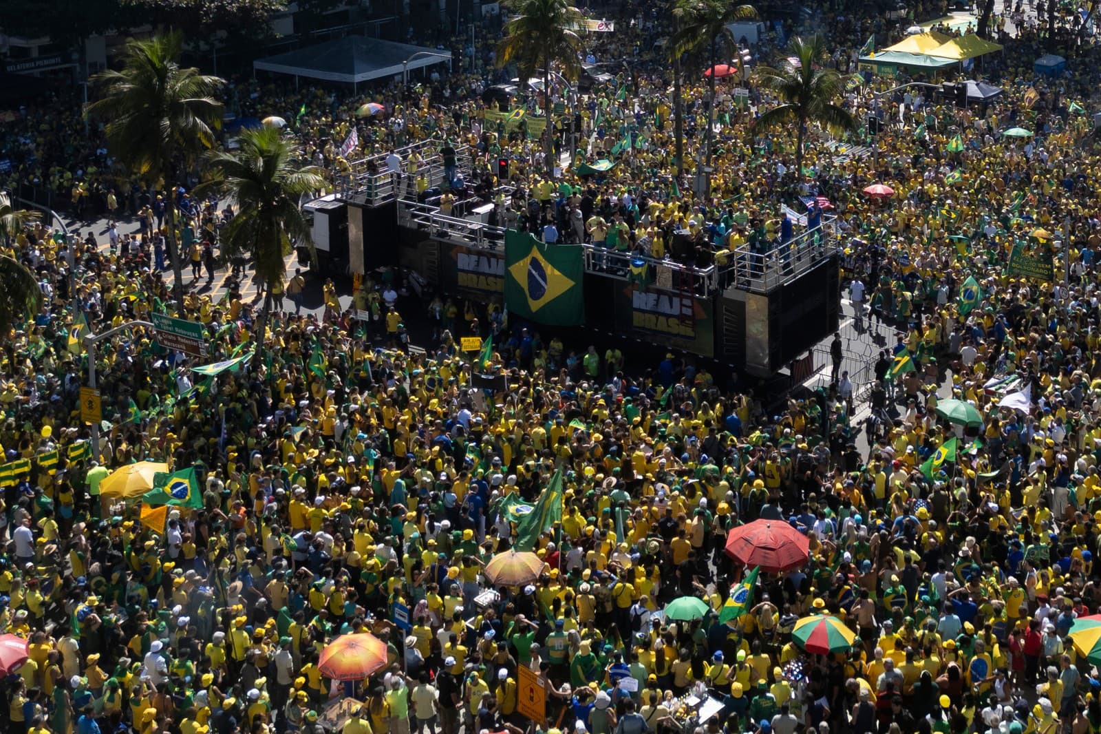 Stúpenci obvineného Bolsonara protestovali proti súdu a Lulovi, chválili Trumpa