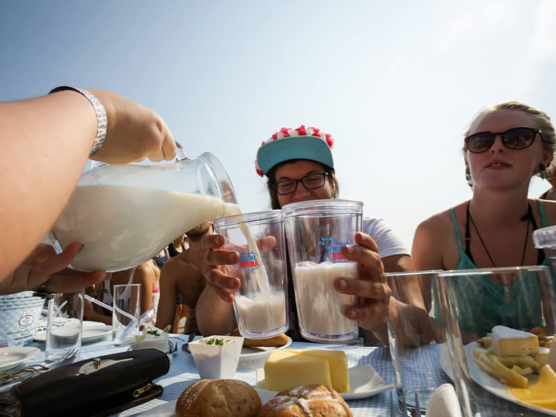 Čerstvé vychladené mlieko osvieži po pretancovanej noci