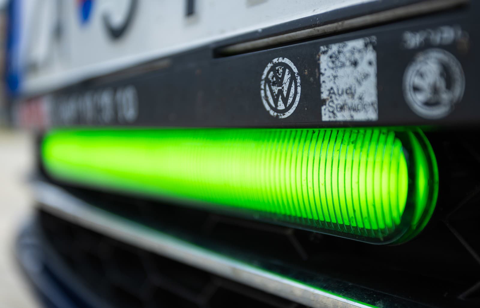 Predné brzdové svetlo na automobile 