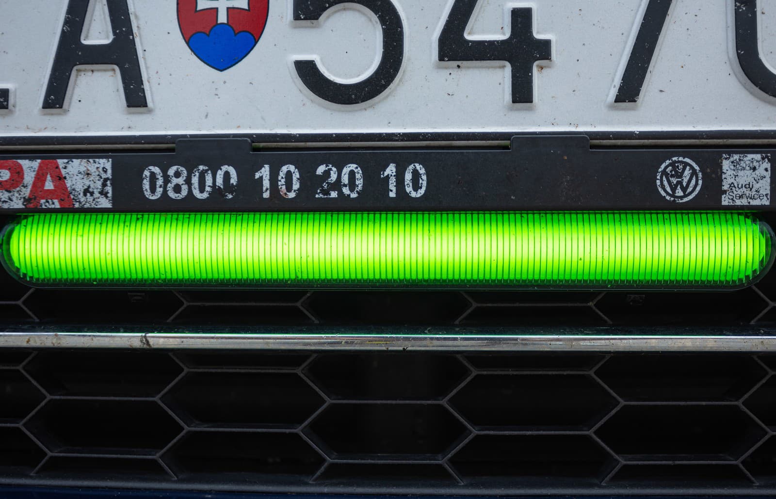 Predné brzdové svetlo na automobile 