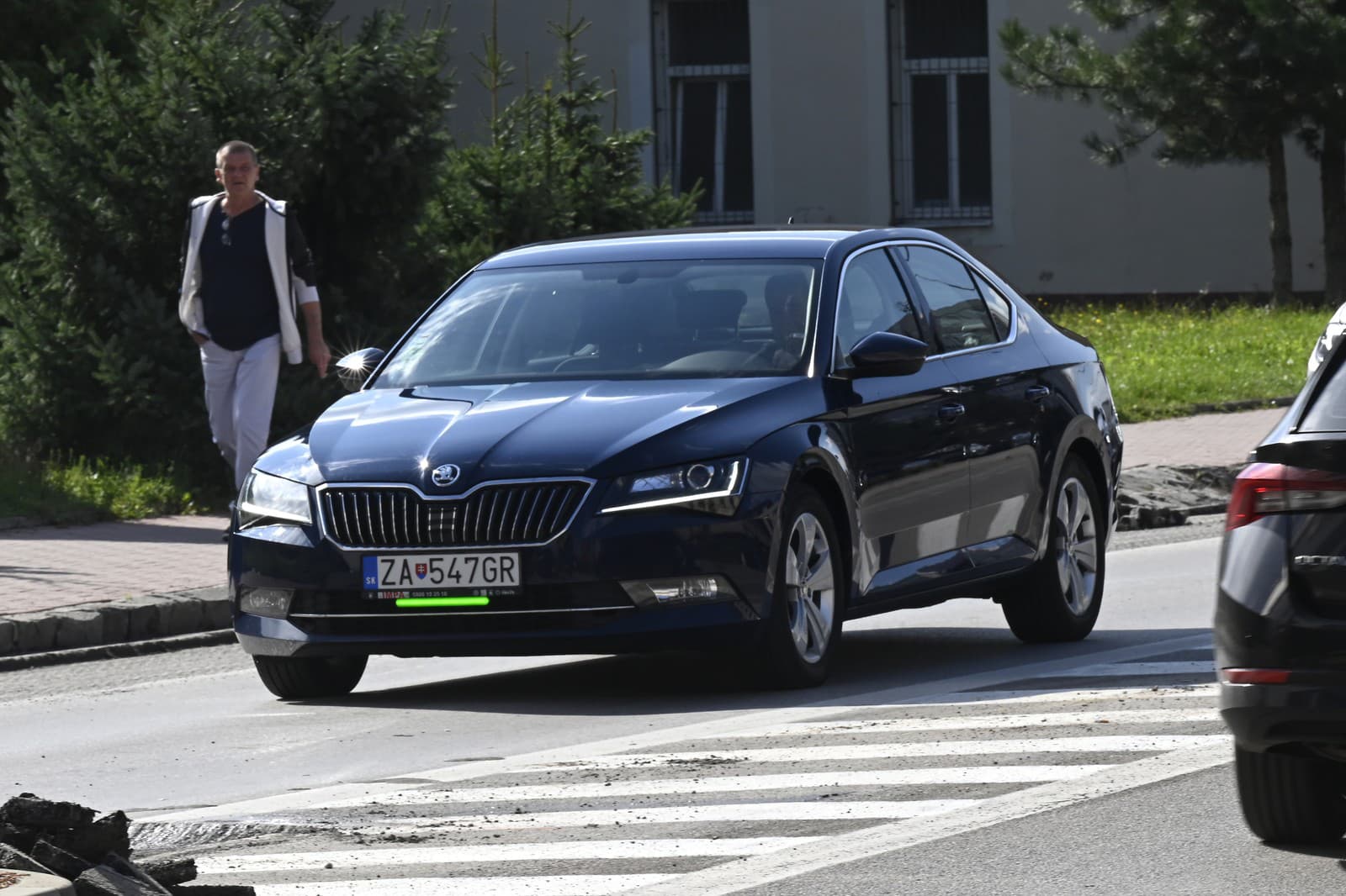 Auto s predným brzdovým svetlom umiestneným pod evidenčným číslom vozidla