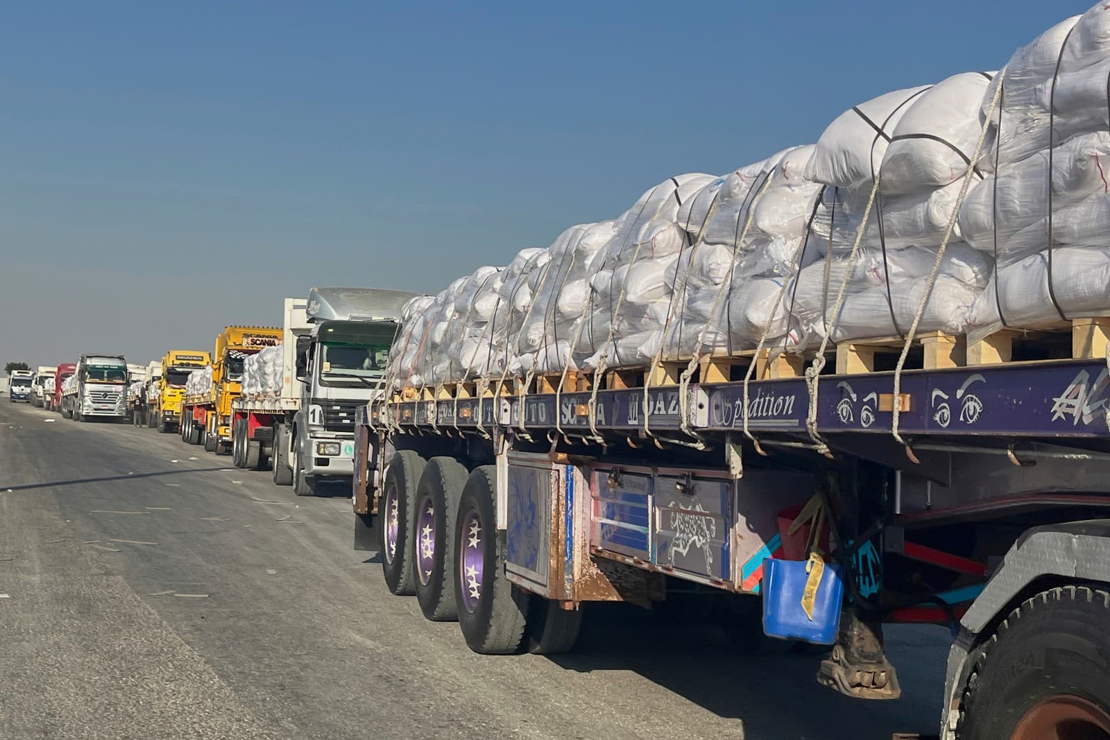 Kamióny s humanitárnou pomocou smerujúce z Egypta k Pásmu Gazy po mesiacoch medzinárodného tlaku 