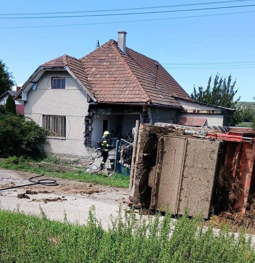 Hasiči zasahovali pri nehode