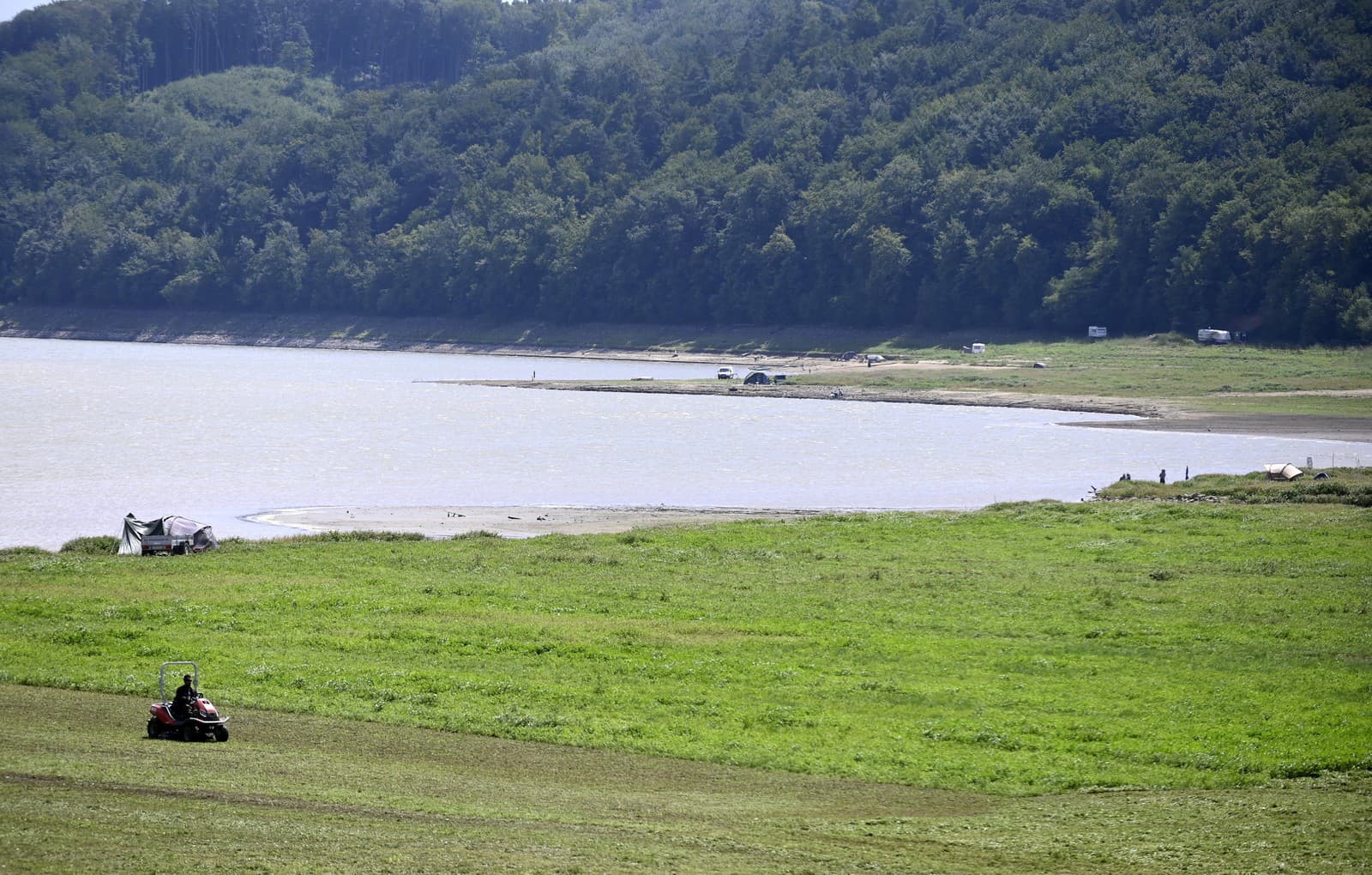 Kosenie zarasteného brehu z dôvodu nízkej hladiny vodnej nádrže Domaša - Valkov pri obci Bžany v okrese Stropkov