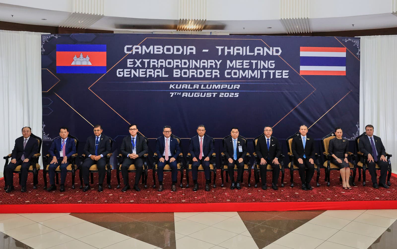 Malajzijský minister vnútra Saifuddin Nasution Ismail, šiesty zľava, thajskí a kambodžskí delegáti na čele s thajským námestníkom ministra obrany Natthaphonom Narkphanitom, siedmy zľava, a kambodžským ministrom obrany generálom Tea Seihom, piaty zľava, pózujú na spoločnej fotografii pred mimoriadnym zasadnutím Všeobecného hraničného výboru (GBC) na prerokovanie hraničného sporu medzi Kambodžou a Thajskom v Kuala Lumpure v Malajzii vo štvrtok 7. augusta 2025.